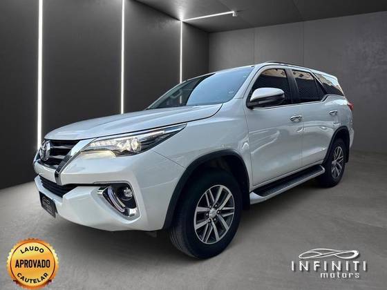 TOYOTA HILUX SW4 2.8 SRX 4X4 7 LUGARES 16V TURBO INTERCOOLER DIESEL 4P AUTOMÁTICO